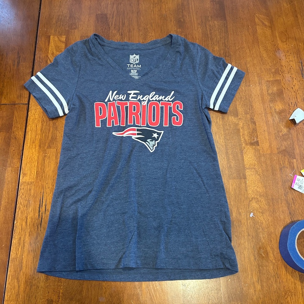 NFL Women’s medium New England Patriots Blue T-Shirt